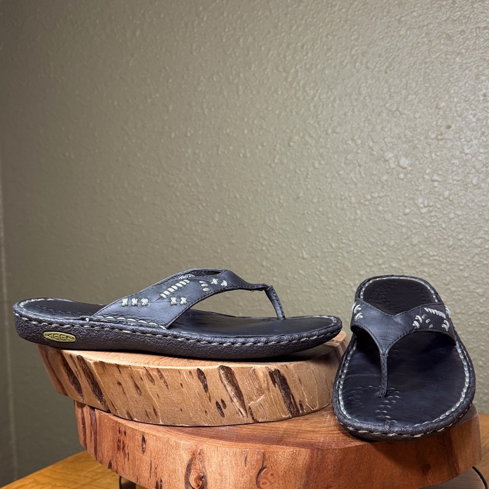RARE KEEN BREE LEATHER THONG SANDALS